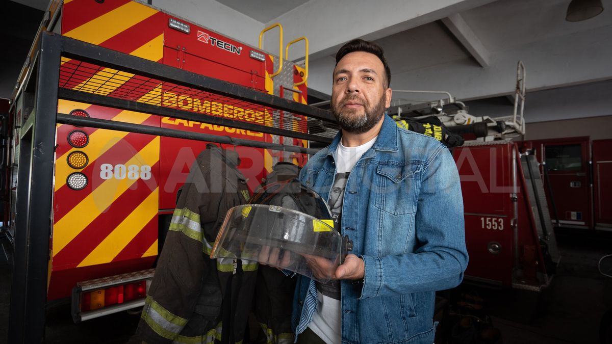 Daniel Almada se crio entre sirenas y autobombas y el cuartel de la Agrupación de Bomberos de Santa Fe es su hogar.