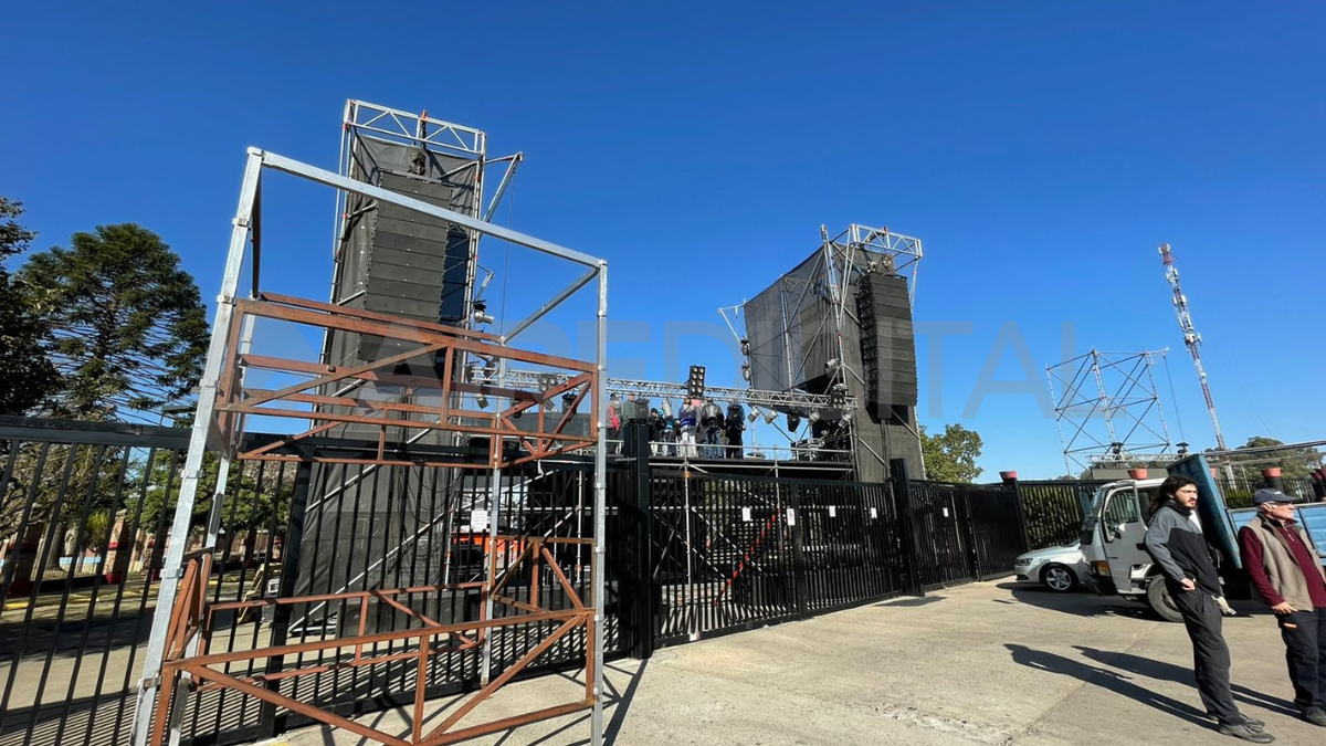El escenario montado en el Club Atlético Colón para los festejos de hoy.