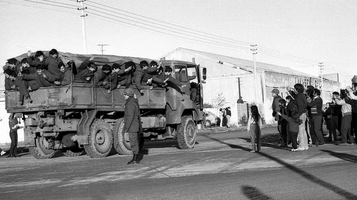 Un 14 de junio, el general Menéndez firmó la rendición y posteriormente combatientes comenzaron a retirarse de las islas. 