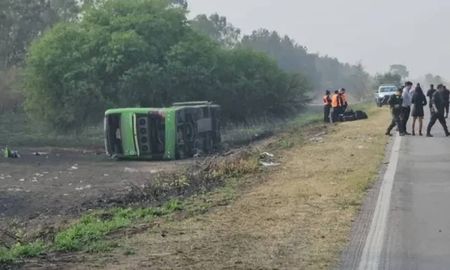 tragico accidente fatal: un micro y un auto chocaron de frente, dejando cuatro muertos