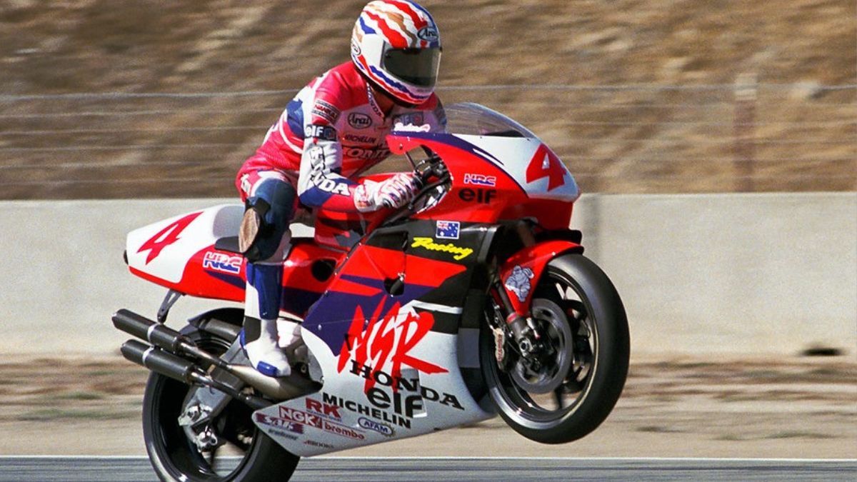 A partir de 1994, comenzó la Era Doohan en el Mundial de los 500cc, donde este auténtico fuera de serie dominó con incontrastable autoridad y se alzó con cinco campeonatos consecutivos. En la foto, con su Honda de 1994, temporada en la que ganó nueve carreras y se ciñó su primera corona. A partir de 1994, comenzó la Era Doohan en el Mundial de los 500cc, donde este auténtico fuera de serie dominó con incontrastable autoridad y se alzó con cinco campeonatos consecutivos. En la foto, con su Honda de 1994, temporada en la que ganó nueve carreras y se ciñó su primera corona.