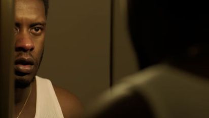 La serie británica de Netflix que combina suspenso y drama con una historia de amor inesperada