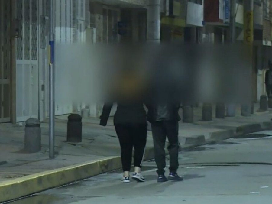 Preocupación entre vecinos por personas que caminan para atrás por la calle a medianoche