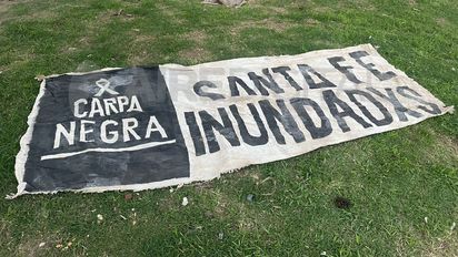 A 21 años de la inundación del Río Salado, la Carpa Negra volvió a la Plaza 25 de Mayo