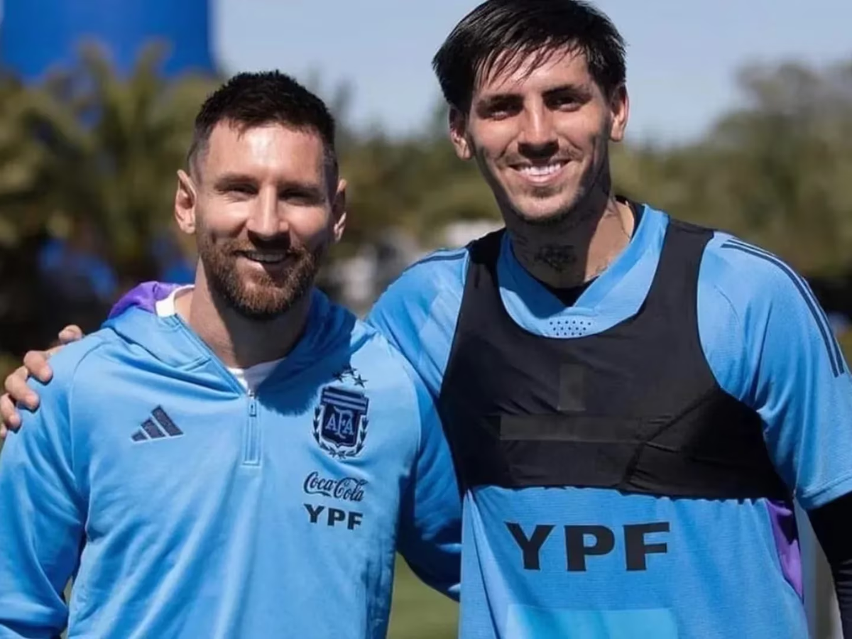 Kevin Lomónaco junto a Lionel Messi en el predio de Ezeiza.