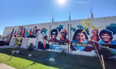 Polémica en La Plata: un nuevo mural equiparó a Lali Espósito y Wos con René Favaloro