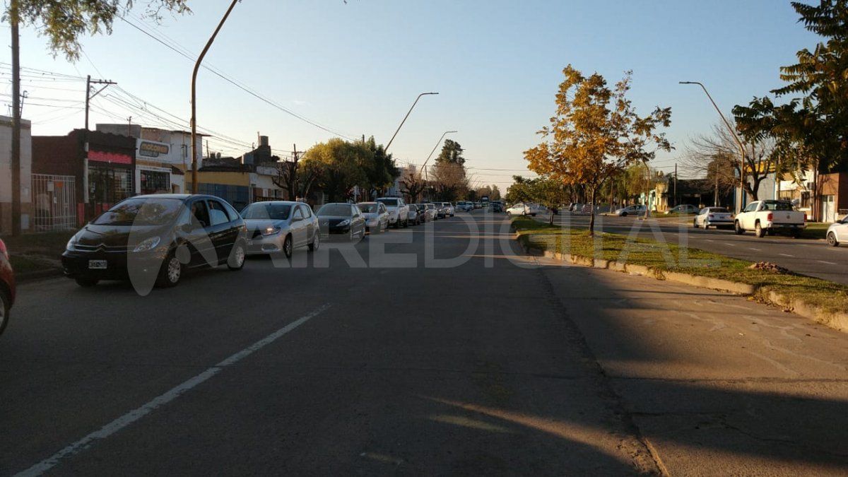 Casi 10 cuadras de fila de autos para recibir la vacuna contra el covid en la Esquina Encendida.&nbsp;
