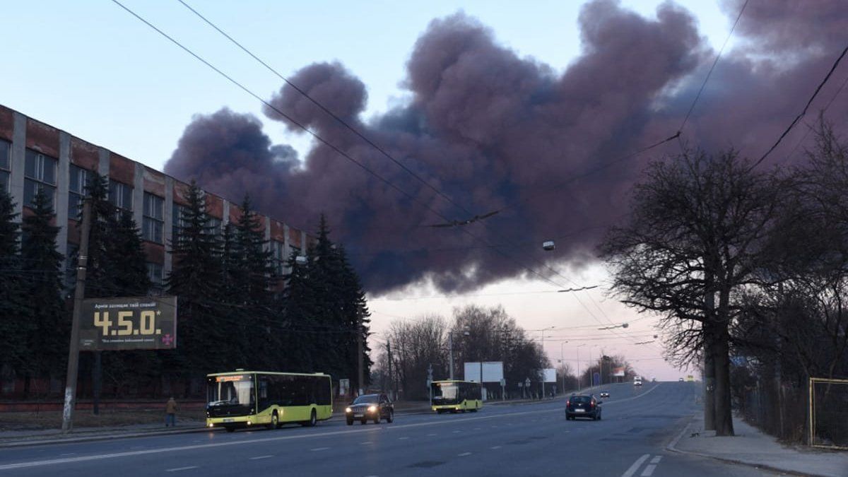 El humo se eleva después de una explosión en la ciudad ucraniana de Lviv.