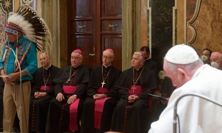 Delegaciones indígenas junto al Papa Francisco durante la audiencia en el Vaticano Delegaciones indígenas junto al Papa Francisco durante la audiencia en el Vaticano