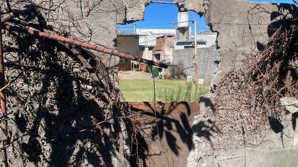El agujero en el tapial que hizo Ariel con una maza para salvar a una vecina. El agujero en el tapial que hizo Ariel con una maza para salvar a una vecina.