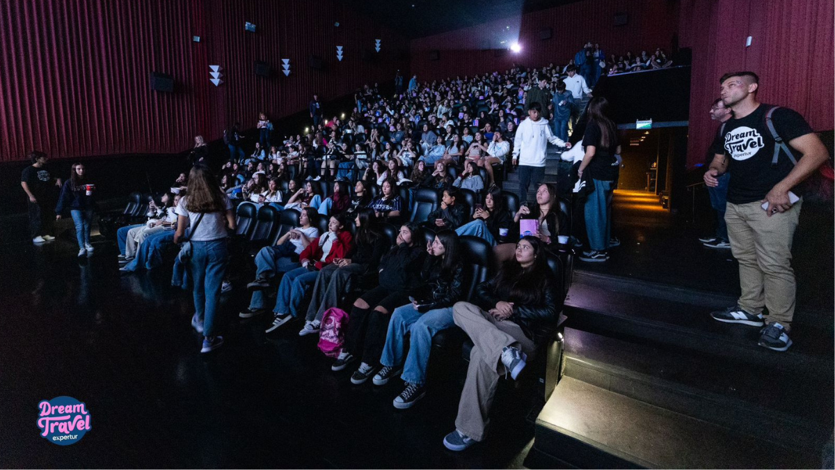 Las quinceañeras compartieron una sala exclusiva en el avant premiere de Lilo y Stitch.