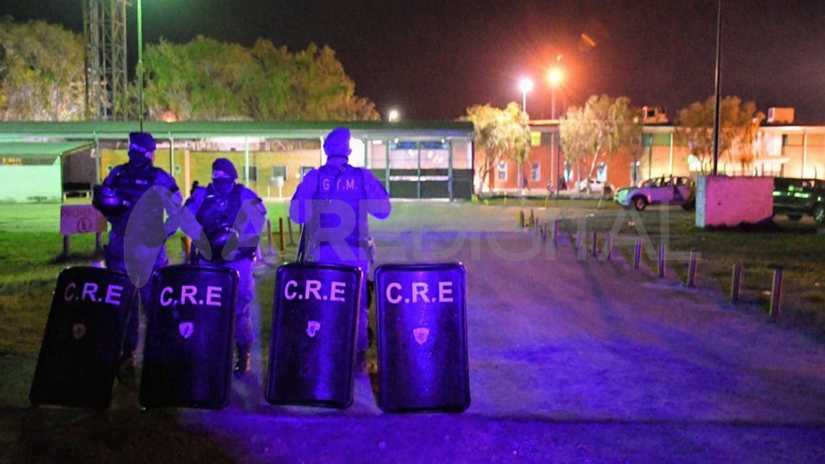 Personal de Seguridad penitenciaria fuera del penal ubicado en el sur provincial.&nbsp;