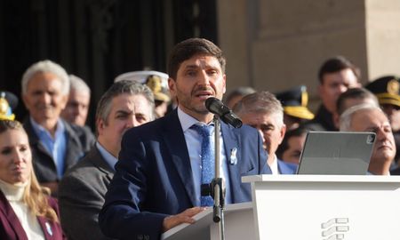 El mandatario provincial encabezó el acto en conmemoración del 216º aniversario de la Revolución de Mayo en la ciudad de Santa Fe. El mandatario provincial encabezó el acto en conmemoración del 216º aniversario de la Revolución de Mayo en la ciudad de Santa Fe.