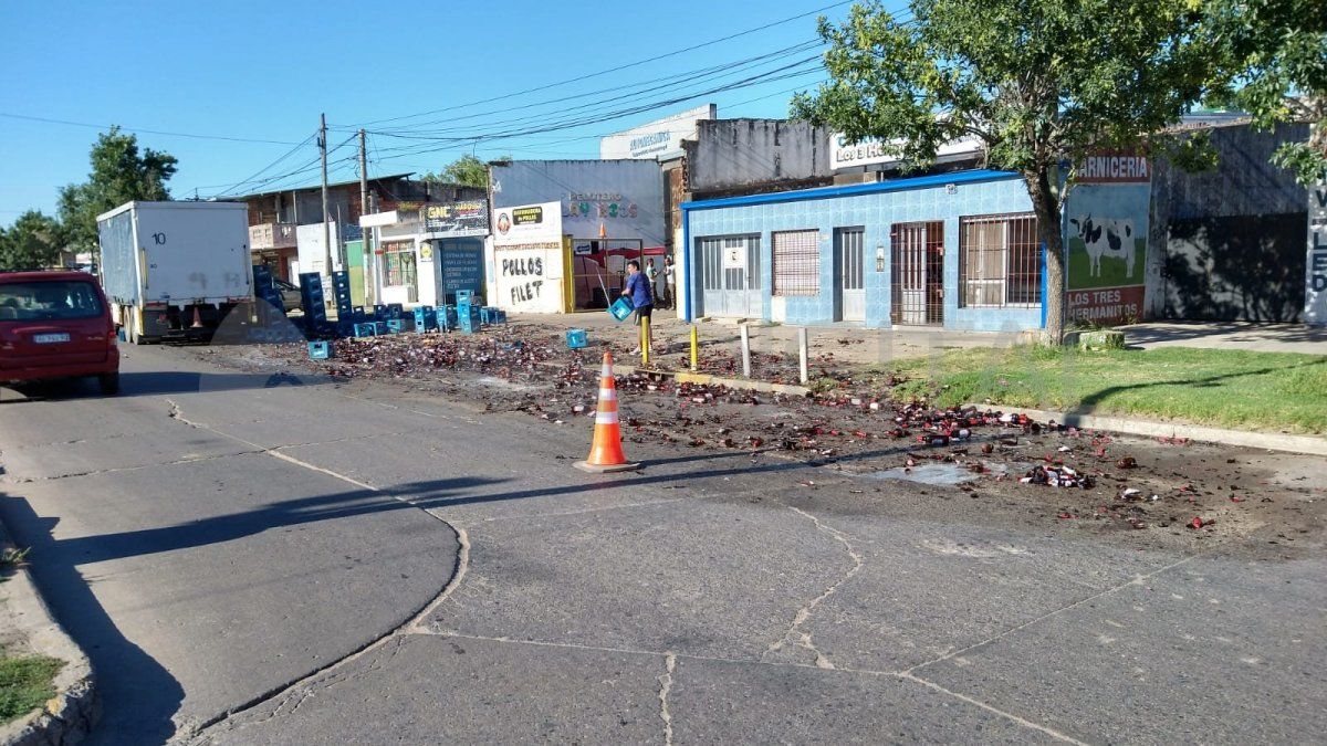 Con conos delimitaron la parte de la calzada donde quedaron los vidrios esparcidos para evitar que se dañen los neumáticos de los automóviles.