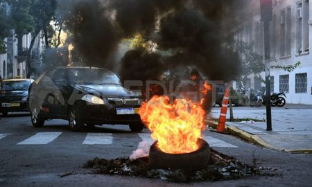 rosario: manifestacion de taxistas frente a la sede de la gobernacion por los dos asesinatos rosario: manifestacion de taxistas frente a la sede de la gobernacion por los dos asesinatos