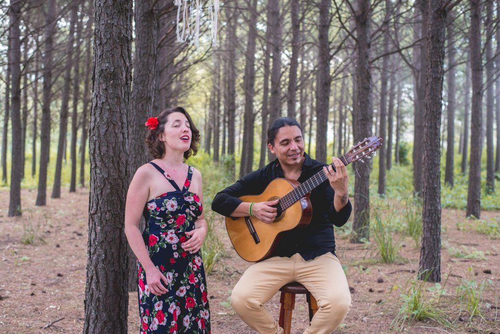 El Dúo Colibrí está conformado por Virginia Ferrero en voz y Diego Martínez en guitarra y voz.