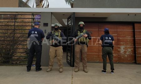 Personal policial durante uno de los cinco allanamientos que dieron con el rey del juego clandestino. Personal policial durante uno de los cinco allanamientos que dieron con el rey del juego clandestino.