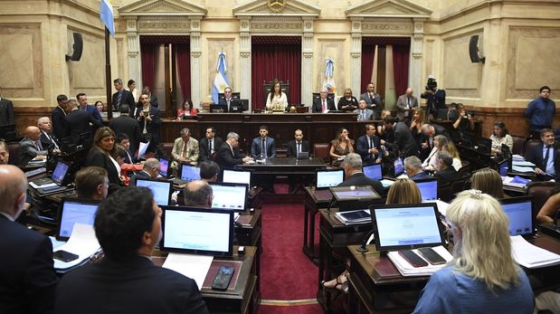 La reforma laboral obtuvo 42 votos y logró media sanción en el Senado.