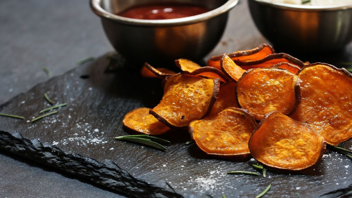 La receta fácil para hacer chips de batata al horno con romero.