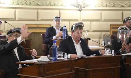 Los tironeos entre senadores del peronismo y Omar Perotti se iniciaron incluso antes de que asumiera como gobernador. Los tironeos entre senadores del peronismo y Omar Perotti se iniciaron incluso antes de que asumiera como gobernador.