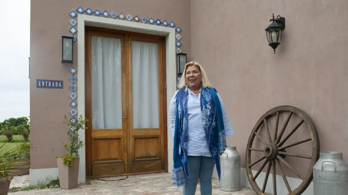 Así es la increíble casa de Elisa Carrió en Exaltación de la Cruz: decoración extravagante y un enorme jardín