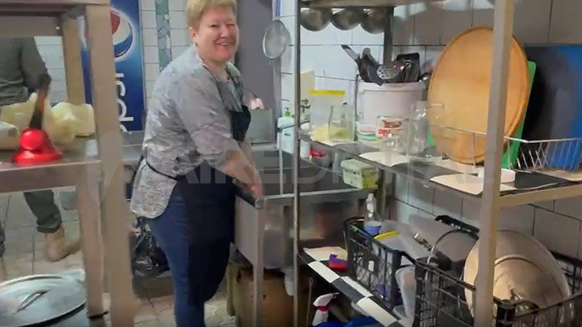 Una cocinera prepara alimentos para los que están peleando por Ucrania.