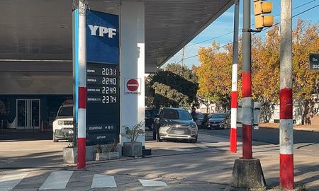 La petrolera YPF aplicó una nueva suba de los combustibles en Santa Fe. La petrolera YPF aplicó una nueva suba de los combustibles en Santa Fe.