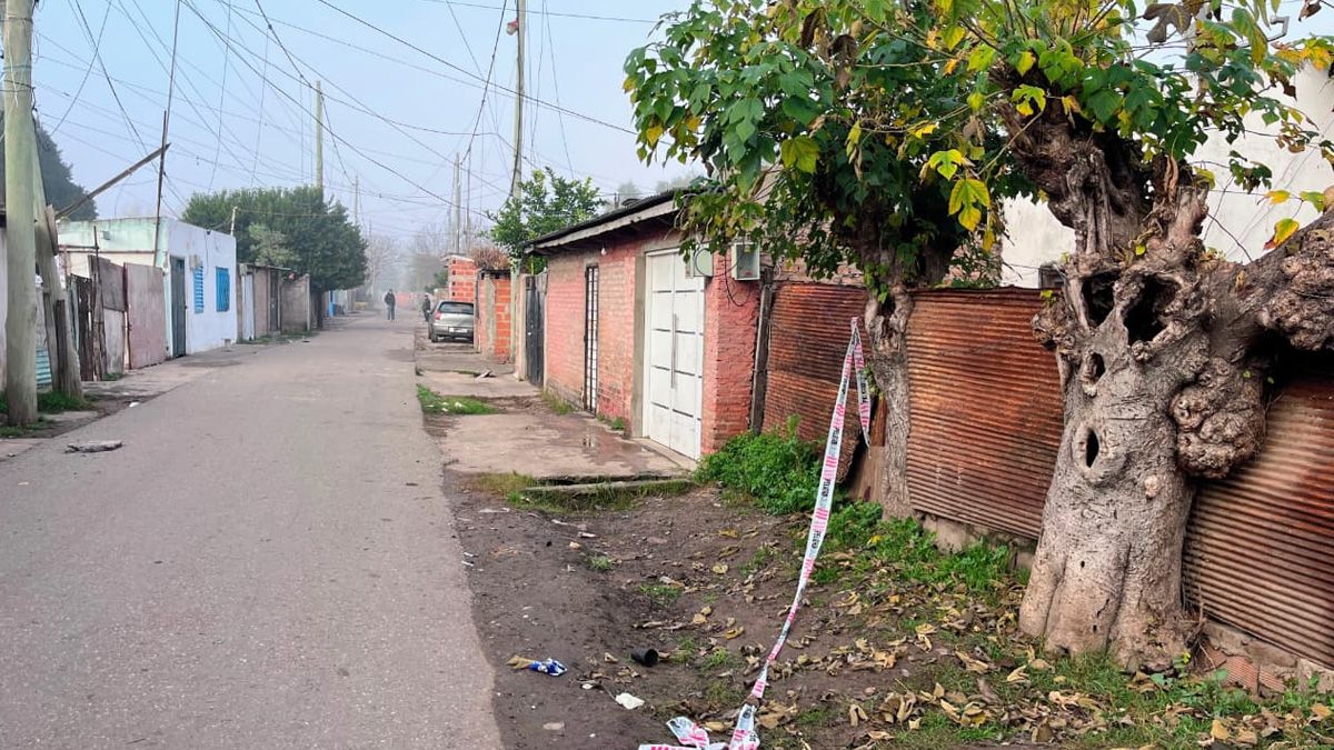 El crimen del efectivo de la Policía Federal Rodolfo Manfredi, acribillado de once tiros, y las graves heridas que sufrió su compañero Emilio Gómez Villafañe, con un disparo en el tórax, abre varios interrogantes. El crimen del efectivo de la Policía Federal Rodolfo Manfredi, acribillado de once tiros, y las graves heridas que sufrió su compañero Emilio Gómez Villafañe, con un disparo en el tórax, abre varios interrogantes.