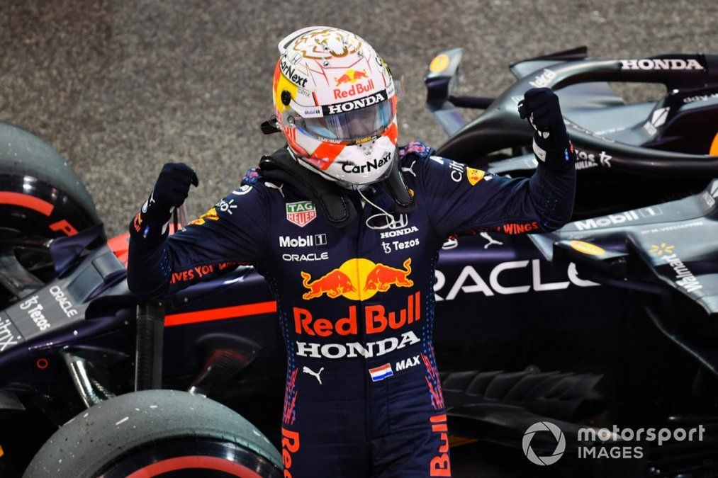El neerlandés Max Verstappen logró la pole en Abu Dabi y mañana irá por su primer título en la categoría.