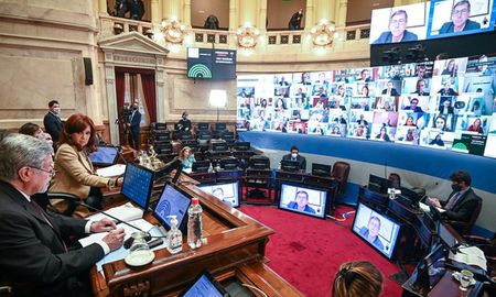A través de un comunicado de prensa difundido esta tarde, la bancada que preside el formoseño Luis Naidenoff anunció que impugnará ante la justicia el Decreto Presidencial 14/20 firmado por la vicepresidenta de la Nación, Cristina Fernández de Kirchner. A través de un comunicado de prensa difundido esta tarde, la bancada que preside el formoseño Luis Naidenoff anunció que impugnará ante la justicia el Decreto Presidencial 14/20 firmado por la vicepresidenta de la Nación, Cristina Fernández de Kirchner.