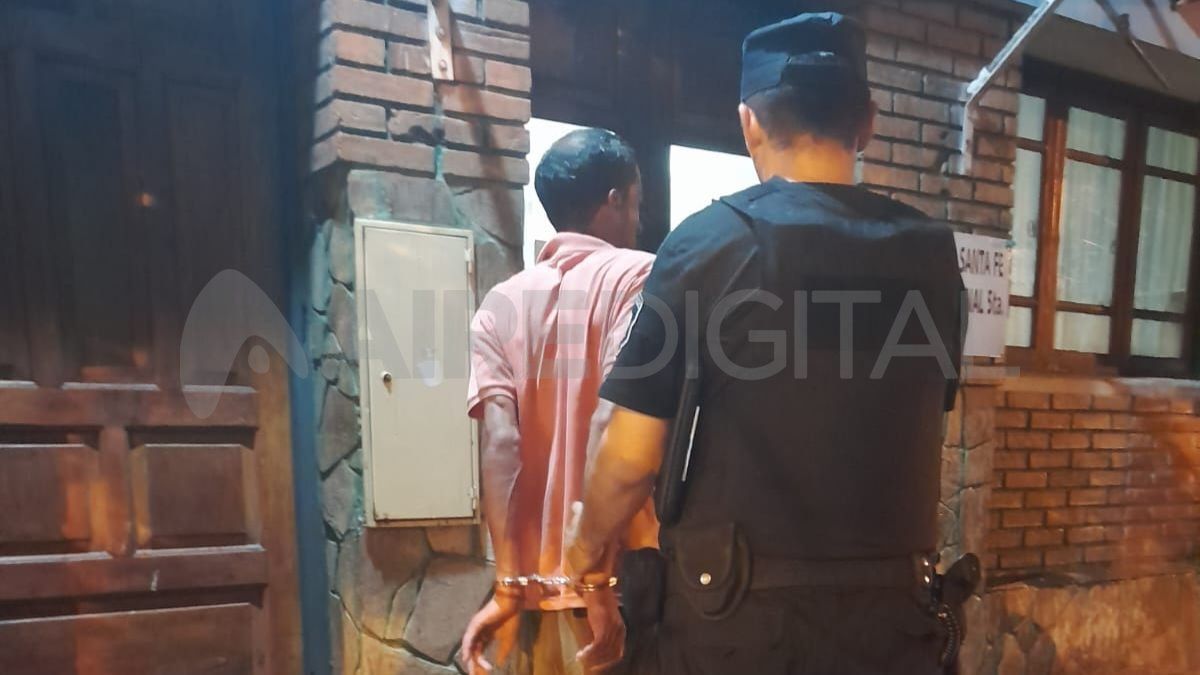 Barrio San Roque: arrancó el reflector del frente de un negocio, se fue caminando por la calle y terminó preso