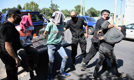 La policía detuvo a siete personas como sospechosas de tener relación con la balacera contra la comisaría 12. La policía detuvo a siete personas como sospechosas de tener relación con la balacera contra la comisaría 12.