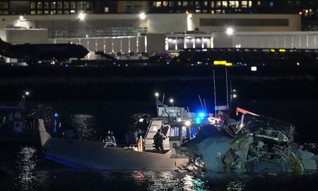 Los restos del avión siniestrado, al ser retirados del río Potomac por los equipos de emergencias.Foto: Andrew Harnik (Getty) Los restos del avión siniestrado, al ser retirados del río Potomac por los equipos de emergencias.Foto: Andrew Harnik (Getty)