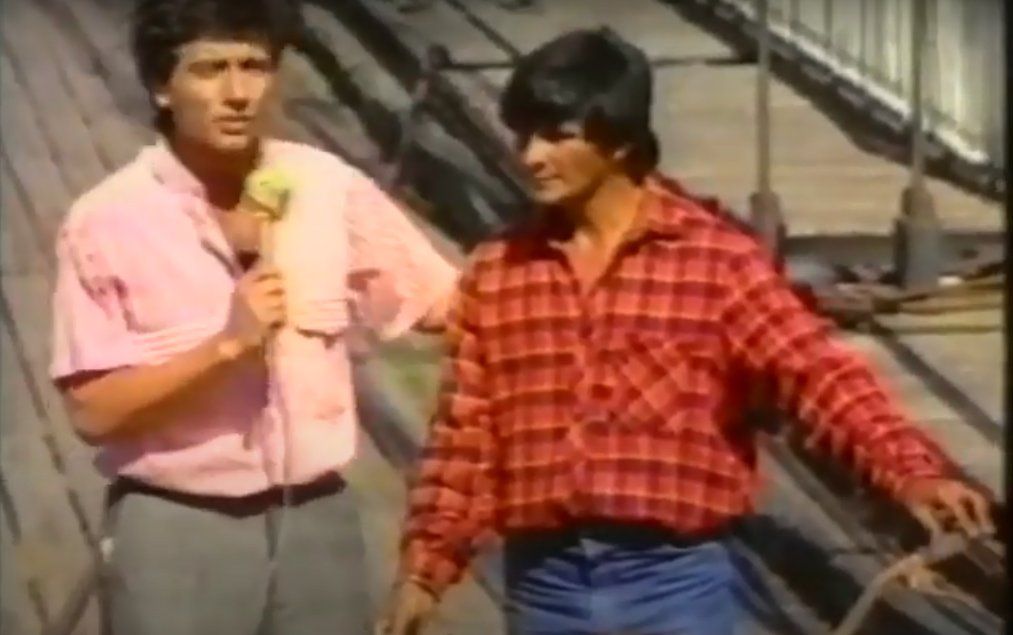 Mino con Evaristo Franco en el año 1990, con la vieja estructura a sus espaldas