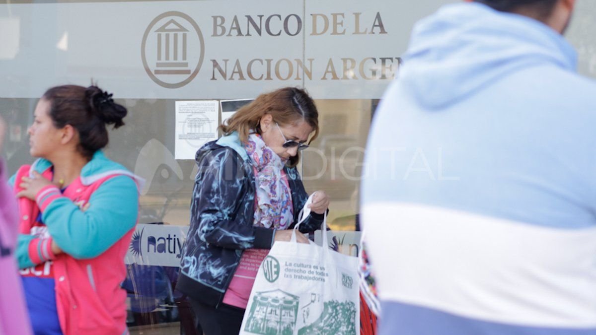 Jubilados y beneficiarios de asignaciones en una sucursal del banco Nación