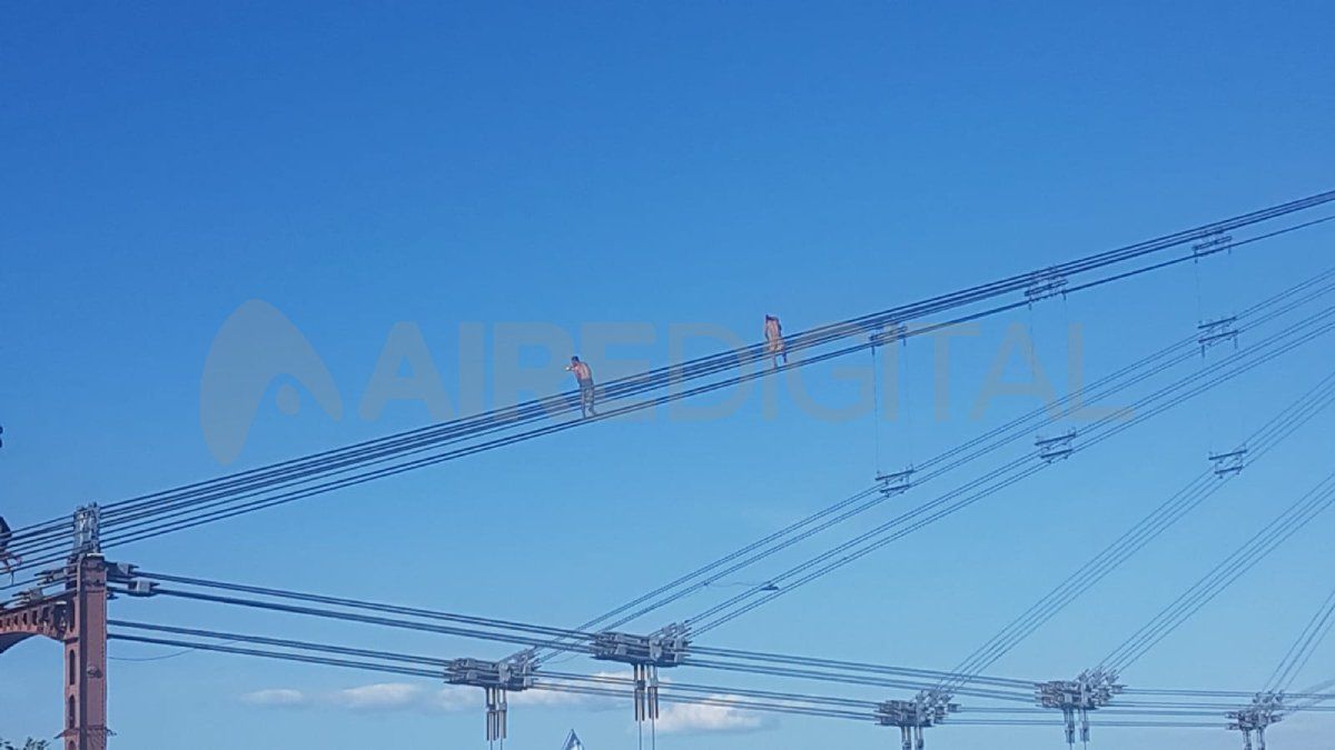 Los festejos en el Puente Colgante tuvieron la particularidad de que hubo personas que se subieron a los cables de acero. ¿Una de ellas estaba desnuda?