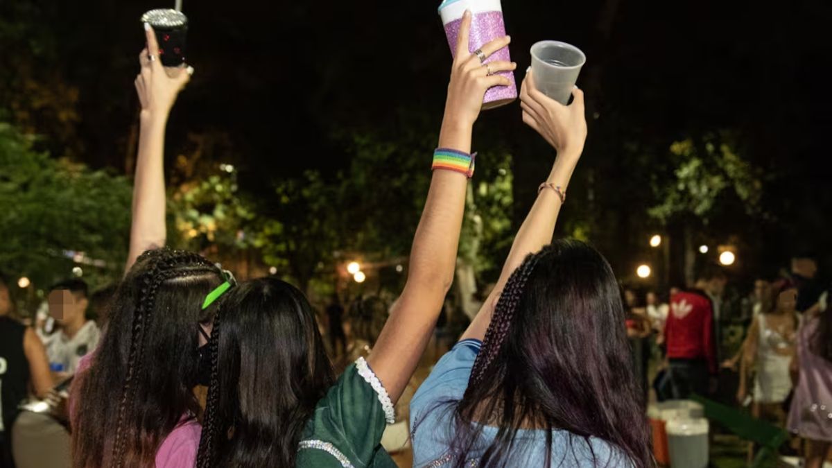 El desarrollo de la corteza prefrontal finaliza pasados los 21 años; el alcohol interrumpe este proceso y libera la impulsividad en los jóvenes. El desarrollo de la corteza prefrontal finaliza pasados los 21 años; el alcohol interrumpe este proceso y libera la impulsividad en los jóvenes.