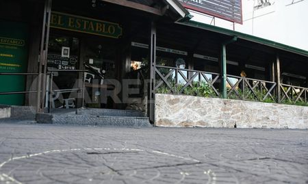 Los dueños del comedor El Establo, de Rosario, fueron víctimas de una infernal balacera con carácter extorsivo. Los dueños del comedor El Establo, de Rosario, fueron víctimas de una infernal balacera con carácter extorsivo.