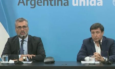 Alejandro Vanoli, titular de la Ansés y el ministro de Desarrollo Social, Daniel Arroyo, en conferencia de prensa en Casa Rosada. Alejandro Vanoli, titular de la Ansés y el ministro de Desarrollo Social, Daniel Arroyo, en conferencia de prensa en Casa Rosada.