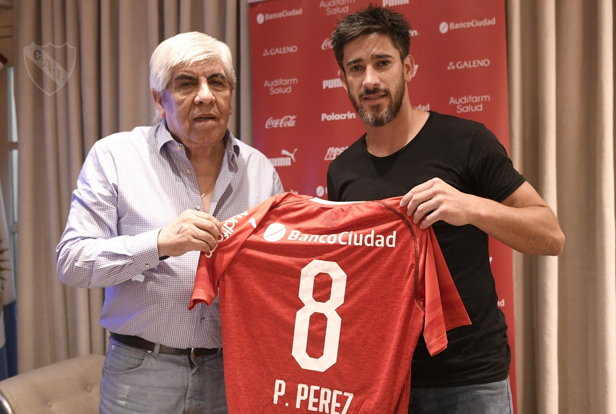 Pablo Perez y Hugo Moyano tras la firma del contrato en Independiente.