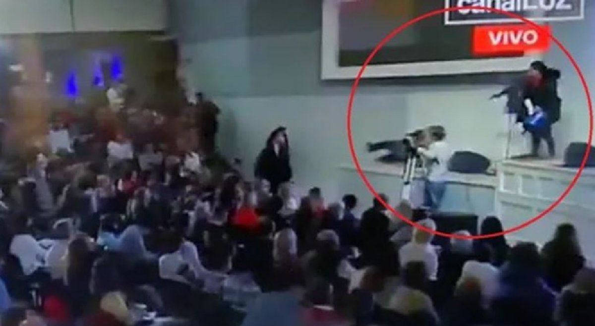 Rosario: un hombre irrumpió armado en el escenario durante el discurso de una pastora