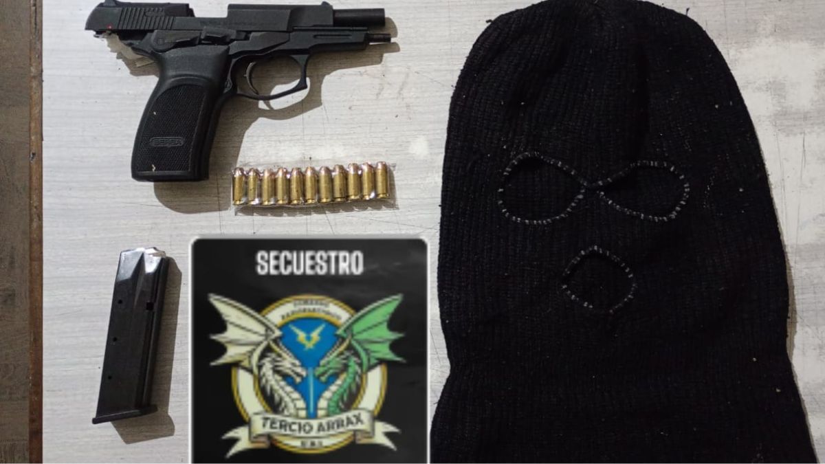 Dos detenidos por resistir a la autoridad y llevar consigo un arma de fuego por las calles de Santa Fe.