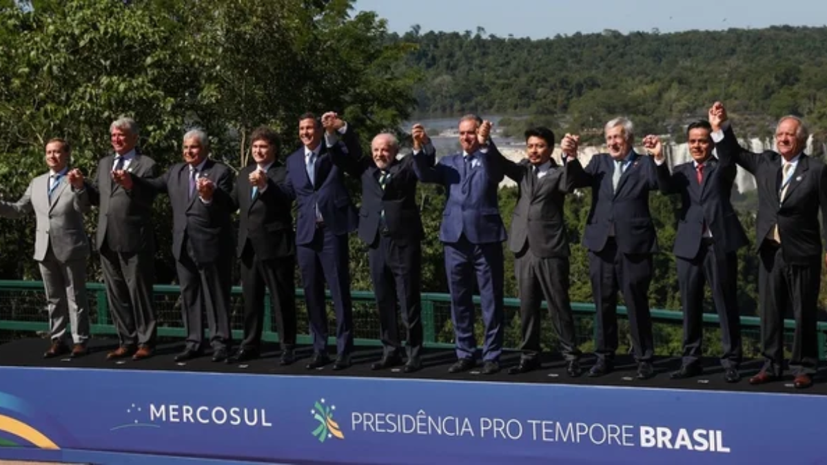 Cumbre del Mercosur: un tanto distante, Milei posó para la foto grupal con las Cataratas de fondo Cumbre del Mercosur: un tanto distante, Milei posó para la foto grupal con las Cataratas de fondo