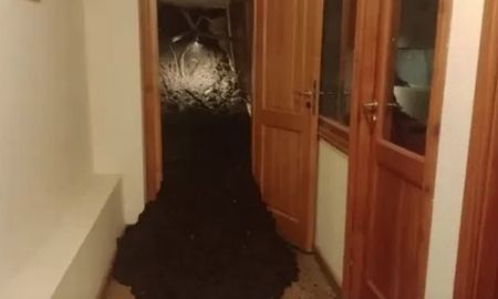El deslave sorprendió a turistas que descansaban en el complejo Villa Huinid de la ciudad de Bariloche. El deslave sorprendió a turistas que descansaban en el complejo Villa Huinid de la ciudad de Bariloche.
