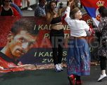 Manifestantes apoyan al serbio Novak Djokovic frente al hotel donde se encuentra retenido en la ciudad de Melbourne. Manifestantes apoyan al serbio Novak Djokovic frente al hotel donde se encuentra retenido en la ciudad de Melbourne.