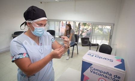 En las próximas semanas el operativo de vacunación antigripal avanzará en la población geriátrica y el personal de seguridad. Luego será el turno de los mayore de 65 años. En las próximas semanas el operativo de vacunación antigripal avanzará en la población geriátrica y el personal de seguridad. Luego será el turno de los mayore de 65 años.