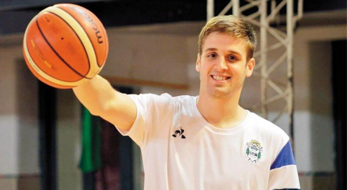 El basquetbolista de Gimnasia y Esgrima de La Plata es el primer deportista argentino vacunado contra el coronavirus.