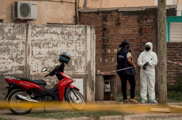 El niño fue asesinado de varias puñaladas, tras lo cual, su padre fue trasladado herido de arma blanca