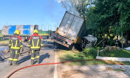 El personal de la Agencia Provincial de Seguridad Vial coordina los desvíos hacia la AO12 para descomprimir el flujo de camiones acumulado en la zona de Zavalla. El personal de la Agencia Provincial de Seguridad Vial coordina los desvíos hacia la AO12 para descomprimir el flujo de camiones acumulado en la zona de Zavalla.