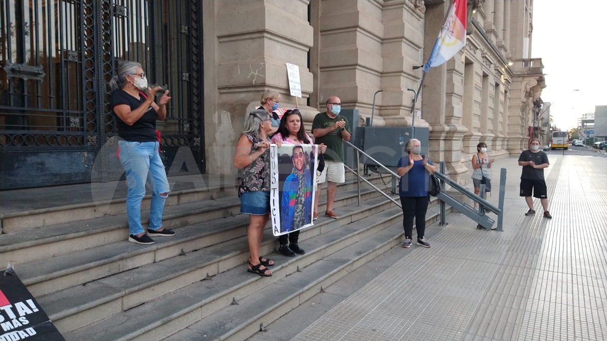 Vecinos reclamaron más seguridad el miércoles a la tarde en la Plaza 25 de Mayo.